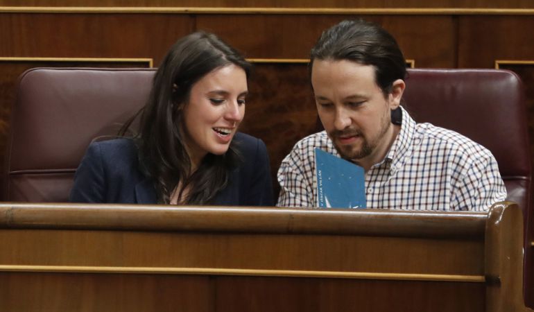 El líder de Podemos, Pablo Iglesias y la portavoz en el Congreso de la formación, Irene Montero, durante el debate de los Presupuestos Generales del Estado para 2018, que tiene lugar hoy en el Congreso de los Diputados de Madrid. El líder de Podemos, Pablo Iglesias y la portavoz en el Congreso de la formación, Irene Montero, durante el debate de los Presupuestos Generales del Estado para 2018, que tiene lugar hoy en el Congreso de los Diputados de Madrid.