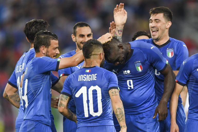 El jugador Mario Balotelli de Italia celebra la anotación del 1-0 con sus compañeros de equipo durante un partido de fútbol amistoso entre Italia y Arabia Saudí que se disputa hoy, lunes 28 de mayo de 2018, en St. Gallen (Suiza). El jugador Mario Balotelli de Italia celebra la anotación del 1-0 con sus compañeros de equipo durante un partido de fútbol amistoso entre Italia y Arabia Saudí que se disputa hoy, lunes 28 de mayo de 2018, en St. Gallen (Suiza).