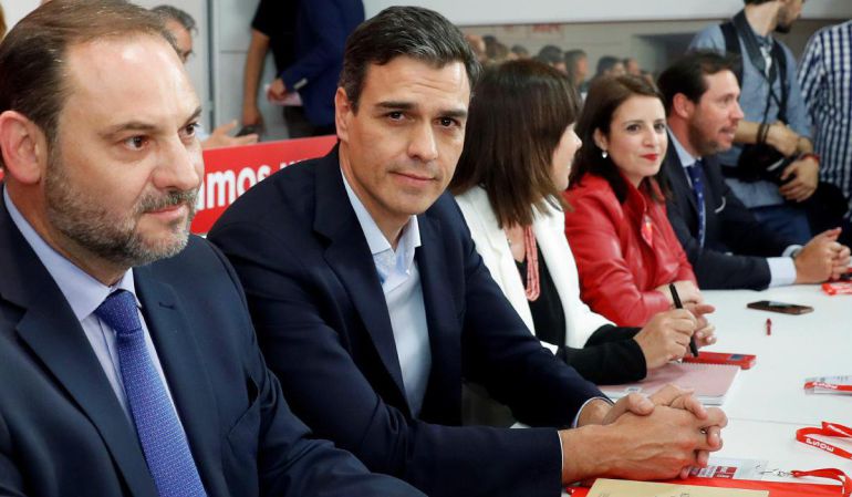 El secretario general del PSOE, Pedro Sánchez (2i), y el secretario de Organización, José Luis Ábalos (i), en la reunión del Comité Federal del PSOE, hoy en la sede de Ferraz, para ratificar la decisión de la Ejecutiva Federal de presentar una moción de censura contra el presidente de Gobierno, Mariano Rajoy, como "respuesta política" ante la sentencia sobre la trama Gürtel. El secretario general del PSOE, Pedro Sánchez (2i), y el secretario de Organización, José Luis Ábalos (i), en la reunión del Comité Federal del PSOE, hoy en la sede de Ferraz, para ratificar la decisión de la Ejecutiva Federal de presentar una moción de censura contra el presidente de Gobierno, Mariano Rajoy, como "respuesta política" ante la sentencia sobre la trama Gürtel.