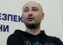 El periodista ruso que Ucrania dio por muerto aparece vivo en una rueda de prensa