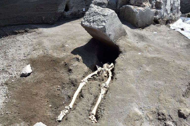 El esqueleto de un hombre que intentaba ponerse a salvo de la erupción del Vesubio en el 79 d.C El esqueleto de un hombre que intentaba ponerse a salvo de la erupción del Vesubio en el 79 d.C