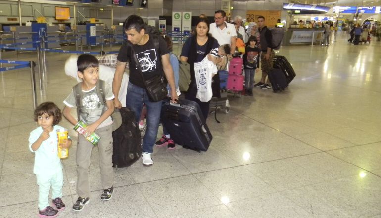 Imagen de archivo de 2016 de refugiados en la cola de facturación en el aeropuerto de Atenas antes de partir hacia Madrid. Imagen de archivo de 2016 de refugiados en la cola de facturación en el aeropuerto de Atenas antes de partir hacia Madrid.