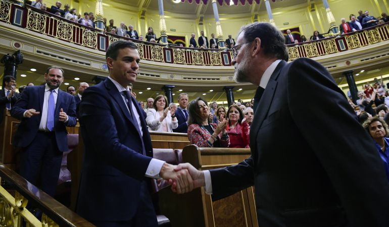 Pedro Sanchez se saluda con Mariano Rajoy. Pedro Sanchez se saluda con Mariano Rajoy.