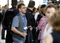 El gesto de Monedero con Sáenz de Santamaría: Me alegro de que os vayáis, pero adelante