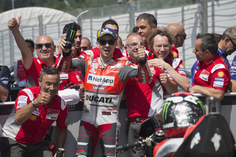 Lorenzo celebra con su equipo el segundo puesto en la clasificación Lorenzo celebra con su equipo el segundo puesto en la clasificación