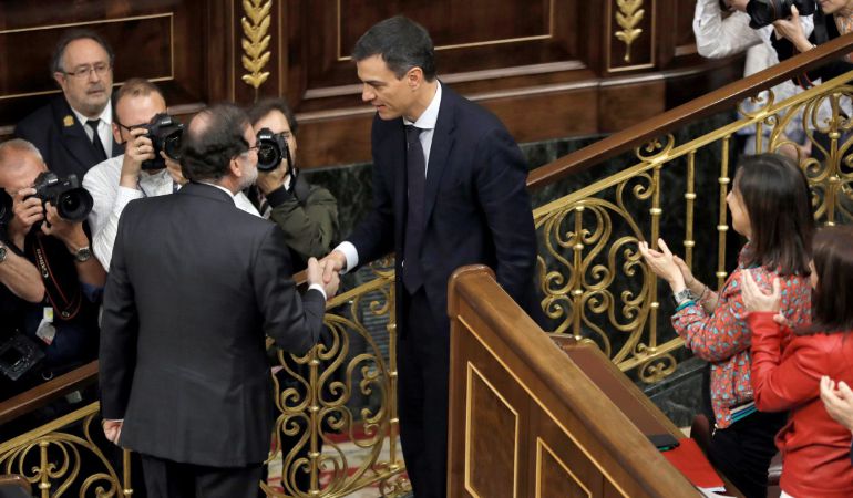 El secretario general del PSOE Pedro Sánchez, saluda presidente del gobierno Mariano rajoy, en el hemiciclo del Congreso tras el debate de la moción de censura presentada por su partido. El secretario general del PSOE Pedro Sánchez, saluda presidente del gobierno Mariano rajoy, en el hemiciclo del Congreso tras el debate de la moción de censura presentada por su partido.