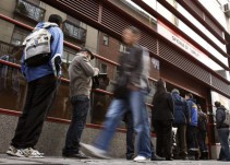 El paro registrado bajó en mayo en 83.738 personas hasta los 3.252.130 desempleados