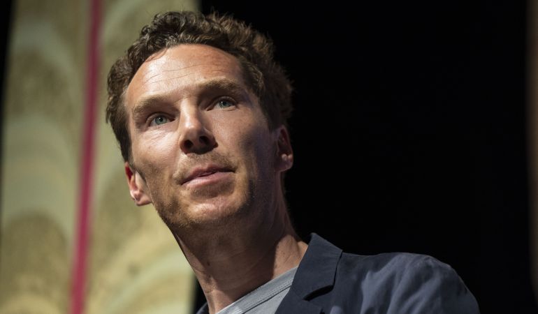 Benedict Cumberbatch salvó al empleado del ataque de un grupo de personas. Benedict Cumberbatch salvó al empleado del ataque de un grupo de personas.