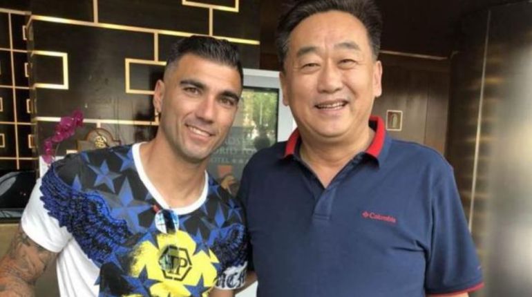 Reyes posa con el entrenador del equipo chino por el que puede firmar José Antonio Reyes Reyes posa con el entrenador del equipo chino por el que puede firmar José Antonio Reyes