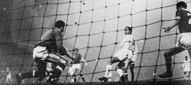 Di Stéfano hace un gol durante un partido con el Real Madrid Di Stéfano hace un gol durante un partido con el Real Madrid