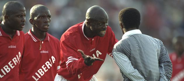 Weah pide explicaciones a un árbitro durante un partido con Liberia Weah pide explicaciones a un árbitro durante un partido con Liberia
