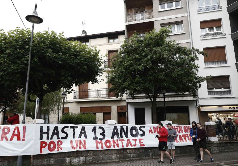 Una de las pancartas mostradas por los manifestantes durante la concentración convocada en Alsasua en contra de la sentencia que condena a ocho jóvenes de la localidad a penas de entre 2 y 13 años de cárcel por agredir a dos guardias civiles y sus parejas. Una de las pancartas mostradas por los manifestantes durante la concentración convocada en Alsasua en contra de la sentencia que condena a ocho jóvenes de la localidad a penas de entre 2 y 13 años de cárcel por agredir a dos guardias civiles y sus parejas.