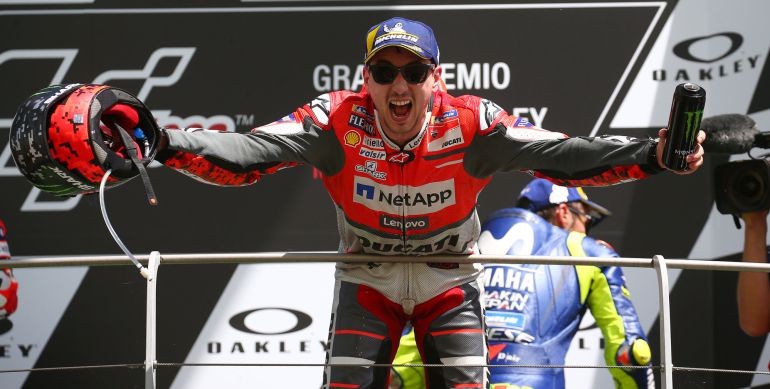 Lorenzo celebra su victoria en el GP de Italia Lorenzo celebra su victoria en el GP de Italia