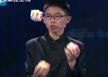Bate el récord mundial de resolver tres cubos de Rubik mientras hace malabares