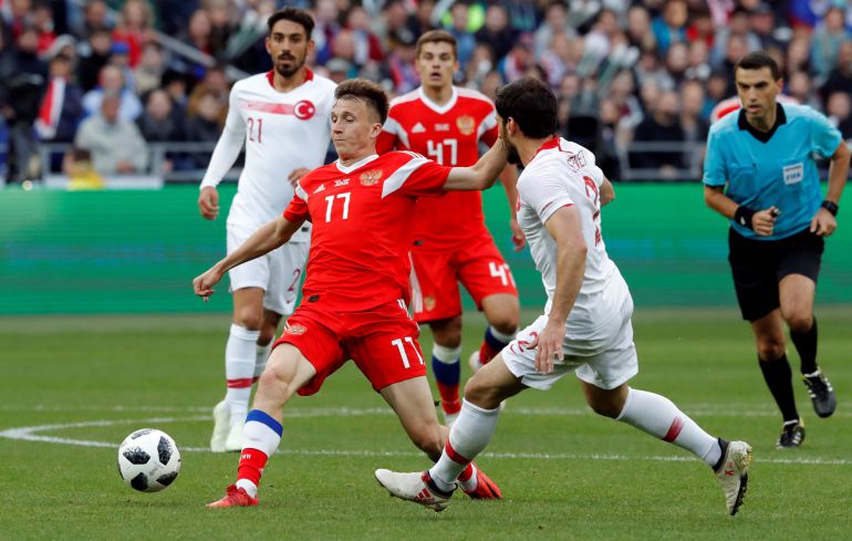 Aleksandr Golovin, en acción durante un partido entre Rusia y Turquía. Aleksandr Golovin, en acción durante un partido entre Rusia y Turquía.