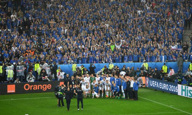 Los jugadores de Islandia se hicieron una foto con su afición tras caer ante Francia en la Eurocopa 2018. Los jugadores de Islandia se hicieron una foto con su afición tras caer ante Francia en la Eurocopa 2018.