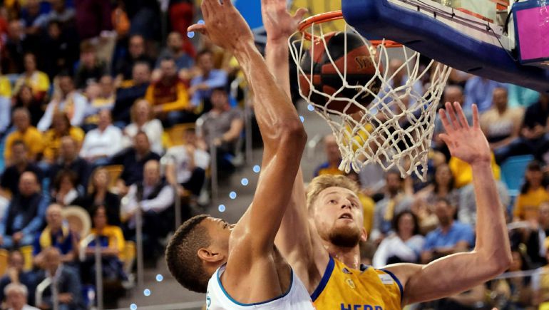 El pivot estadounidense de pasaporte armenio del Herbalife Gran Canaria Luke Fischer intenta taponar al pivot caboverdiano del Real Madrid Edy Tavares en el tercer partido del play off de semifinales de la Liga Endesa que se disputa esta noche en el Gran Canaria Arena . El pivot estadounidense de pasaporte armenio del Herbalife Gran Canaria Luke Fischer intenta taponar al pivot caboverdiano del Real Madrid Edy Tavares en el tercer partido del play off de semifinales de la Liga Endesa que se disputa esta noche en el Gran Canaria Arena .