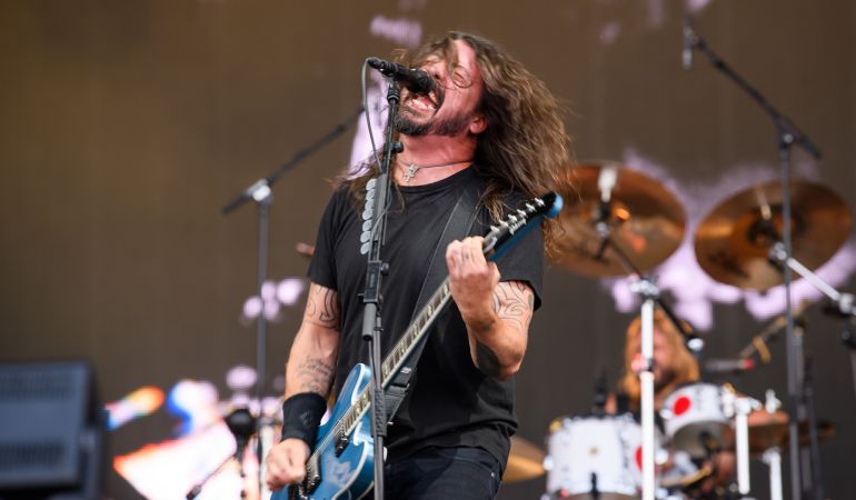 Dave Grohl finge romper su pierna durante un concierto en Suecia