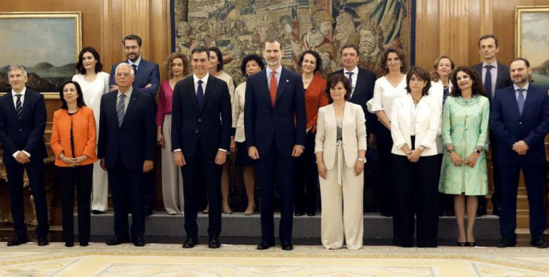 Los nuevos ministros prometen sus cargos ante el rey Los nuevos ministros prometen sus cargos ante el rey