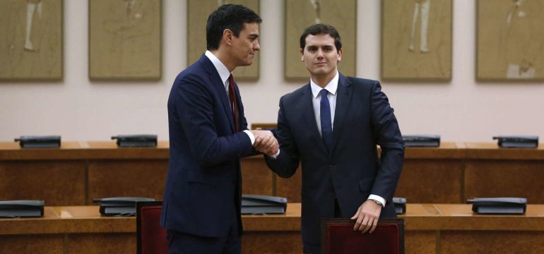 Albert Rivera y Pedro Sánchez en una imagen de archivo (2016) Albert Rivera y Pedro Sánchez en una imagen de archivo (2016)