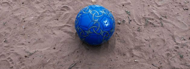 Un balón de fútbol, en un campo de fútbol de Ghana Un balón de fútbol, en un campo de fútbol de Ghana