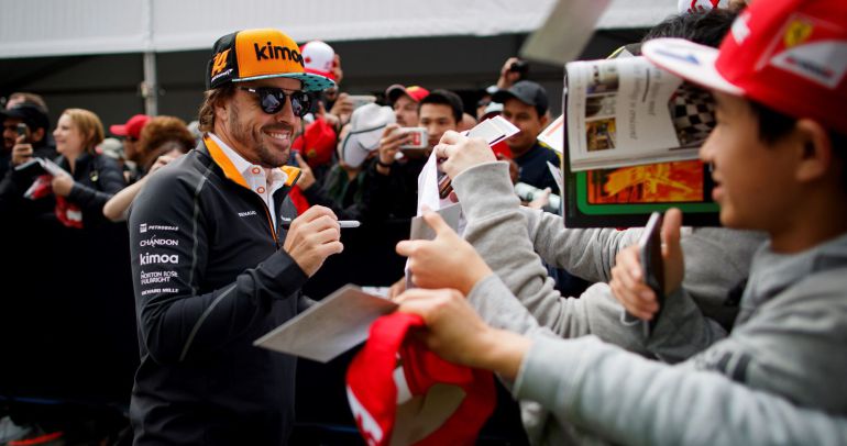 Fernando Alonso, en la firma de autógrafos anterior a los primeros entrenamientos del GP de Canadá. Fernando Alonso, en la firma de autógrafos anterior a los primeros entrenamientos del GP de Canadá.