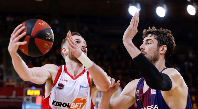 El base brasileño de Kirolbet Baskonia, Marcelinho Huertas intenta superar al pivot croata del FC Barcelona Lassa, Ante Tomic, durante el tercer partido de la semifinal de los playoff de la liga ACB dsiputado en el Palau Blaugrana. El base brasileño de Kirolbet Baskonia, Marcelinho Huertas intenta superar al pivot croata del FC Barcelona Lassa, Ante Tomic, durante el tercer partido de la semifinal de los playoff de la liga ACB dsiputado en el Palau Blaugrana.