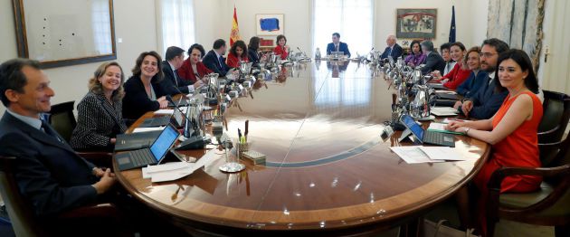La primera reunión del Consejo de ministros y ministras de Pedro Sánchez. La primera reunión del Consejo de ministros y ministras de Pedro Sánchez.