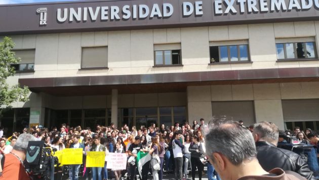 Selectividad Extremadura: ¡Otra solución, no repetición!: el grito de los estudiantes encerrados para no volver a hacer la selectividad Selectividad Extremadura: ¡Otra solución, no repetición!: el grito de los estudiantes encerrados para no volver a hacer la selectividad