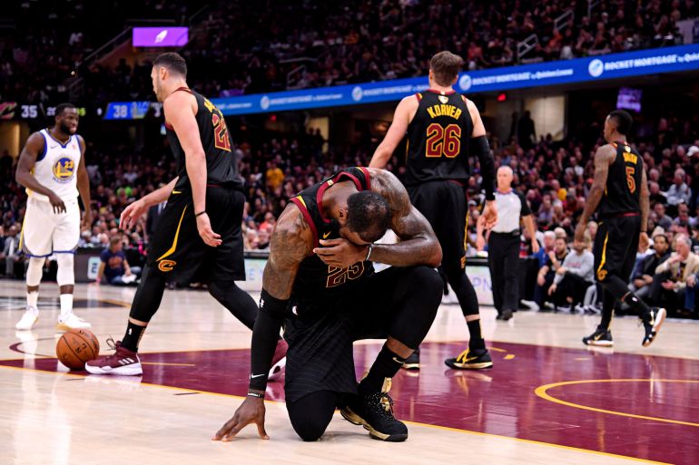 LeBron se duele, en una acción del último partido LeBron se duele, en una acción del último partido