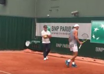 Toni Nadal aparece en el último entrenamiento previo a la final