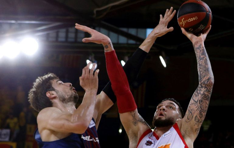 Vicent Poirirer intenta encestar ante la defensa del jugador croata del FC Barcelona Lassa, Ante Tomic, durante el tercer partido de la semifinal de los playoff de la liga ACB disputado en el Palau Blaugrana. Vicent Poirirer intenta encestar ante la defensa del jugador croata del FC Barcelona Lassa, Ante Tomic, durante el tercer partido de la semifinal de los playoff de la liga ACB disputado en el Palau Blaugrana.