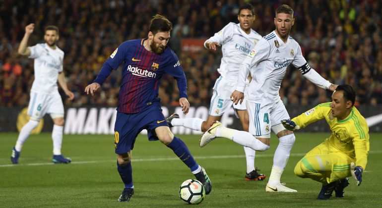 Messi, ante Keylor Navas y Sergio Ramos en un Clásico entre Barcelona y Real Madrid. Messi, ante Keylor Navas y Sergio Ramos en un Clásico entre Barcelona y Real Madrid.