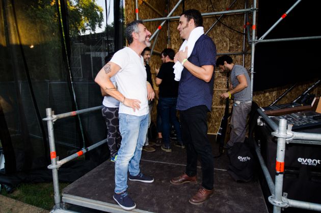 Pepe Solla y Depedro, en el 'backstage'. Pepe Solla y Depedro, en el 'backstage'.