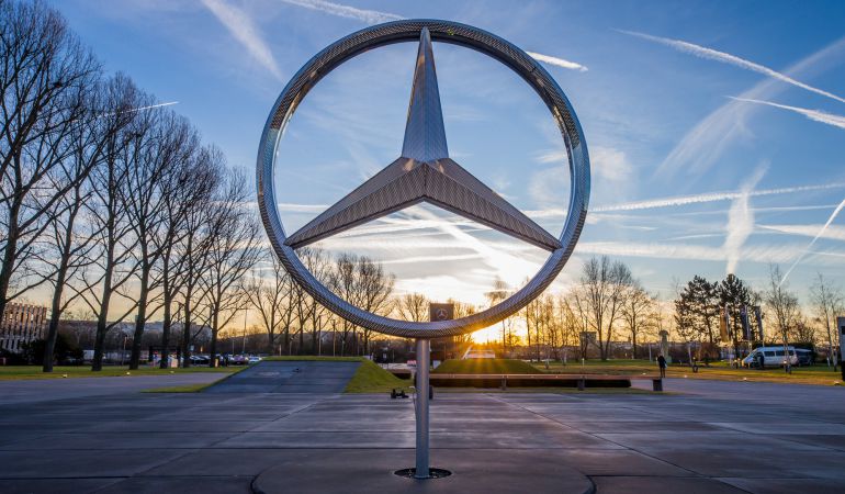 Emblema de Mercedes en Sindelfingen (Alemania). Emblema de Mercedes en Sindelfingen (Alemania).