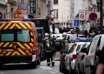 Un hombre retiene a dos personas en el centro de París