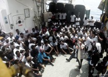 Completado el traslado de 250 de los migrantes del 'Aquarius' a barcos italianos para su viaje hacia València