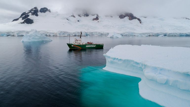 El barco Artic Sunrise de Greenpeace en Charlotte Bay, en la Península Antártica El barco Artic Sunrise de Greenpeace en Charlotte Bay, en la Península Antártica