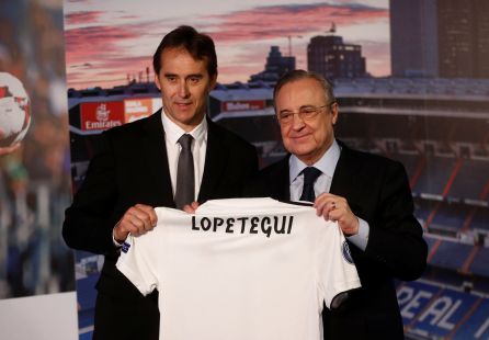 Florentino Pérez y Lopetegui posan con la camiseta del Real Madrid Florentino Pérez y Lopetegui posan con la camiseta del Real Madrid