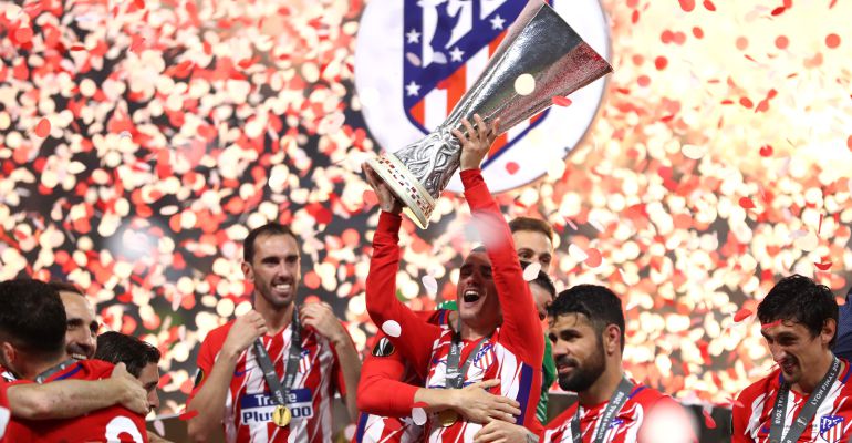 Antoine Griezmann levanta el título de Europa League Antoine Griezmann levanta el título de Europa League