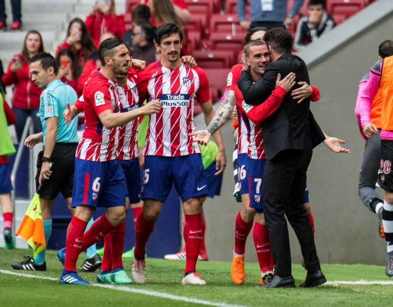 Griezmann se abraza al 'Cholo', en un partido de liga en el Metropolitano Griezmann se abraza al 'Cholo', en un partido de liga en el Metropolitano