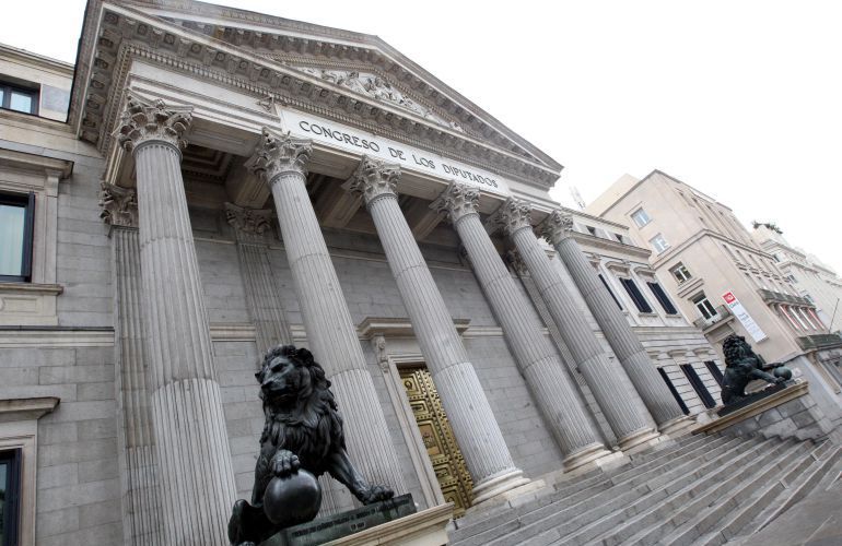 Dos iniciativas compiten en el Congreso para eliminar el impuesto al sol Dos iniciativas compiten en el Congreso para eliminar el impuesto al sol