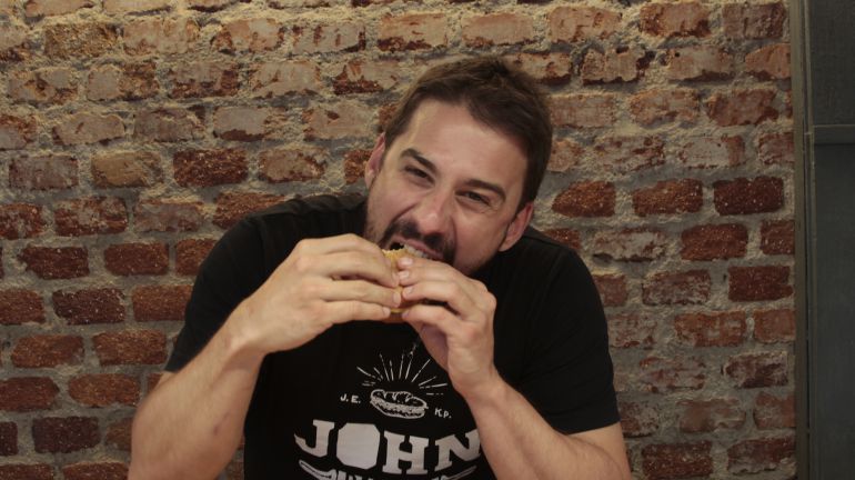 Javi Estévez, disfrutando de uno de sus bocatas mundialistas. Javi Estévez, disfrutando de uno de sus bocatas mundialistas.