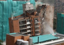 El espectacular derrumbe controlado de un edificio en Colombia