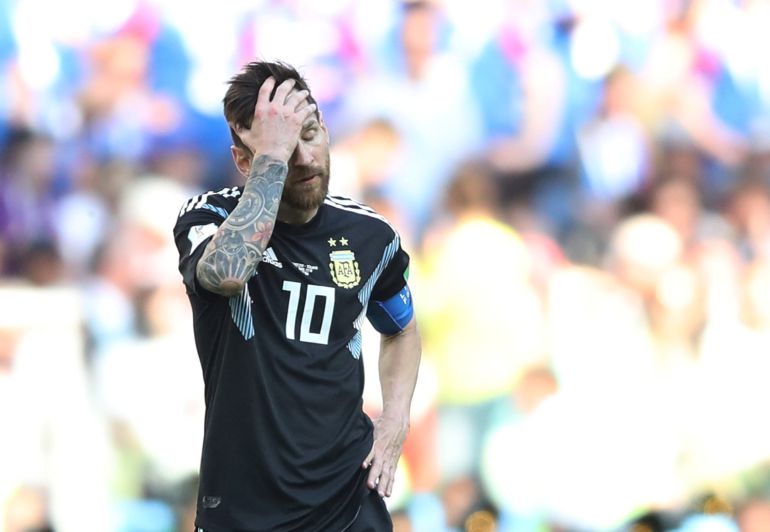 Messi se lamenta en el partido contra Islandia. Messi se lamenta en el partido contra Islandia.