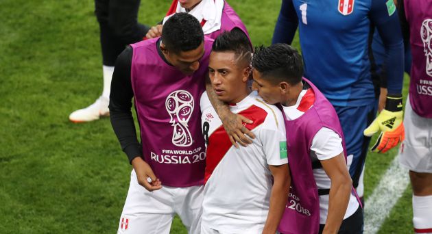 Christian Cueva, desolado tras fallar el penalti justo antes del descanso Christian Cueva, desolado tras fallar el penalti justo antes del descanso