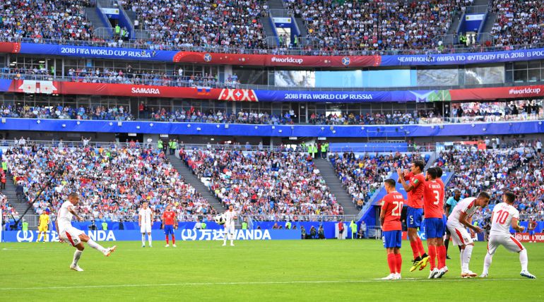 Kolarov tira a puerta en una falta que terminó en gol Kolarov tira a puerta en una falta que terminó en gol