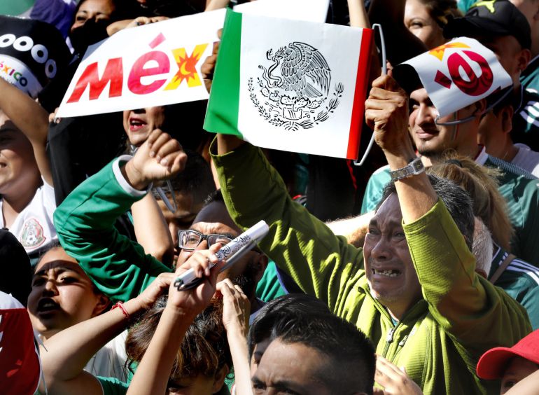 Aficionados mexicanos celebran el gol de Lozano durante el partido contra Alemania. Aficionados mexicanos celebran el gol de Lozano durante el partido contra Alemania.