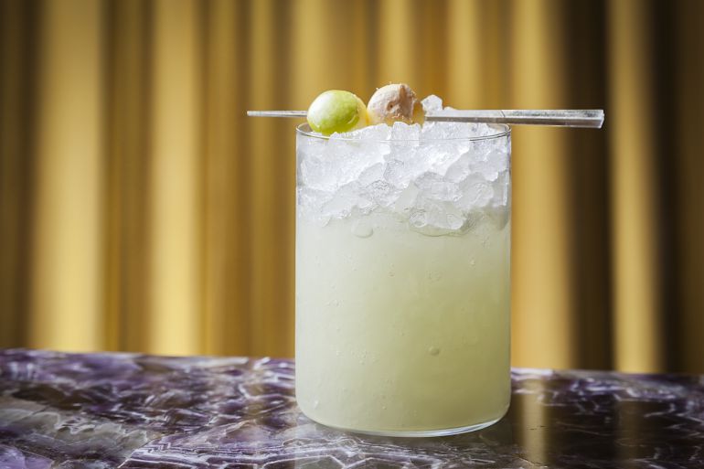 Cóctel 'Tentación', elaborado por Eduardo Barrios con ginebra, jengibre, zumo y jarabe de manzana, y aceite de oliva virgen extra. Cóctel 'Tentación', elaborado por Eduardo Barrios con ginebra, jengibre, zumo y jarabe de manzana, y aceite de oliva virgen extra.