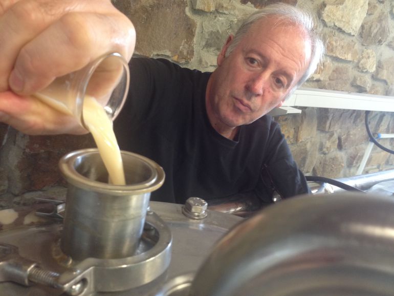 Echándole levadura a la cerveza. Echándole levadura a la cerveza.